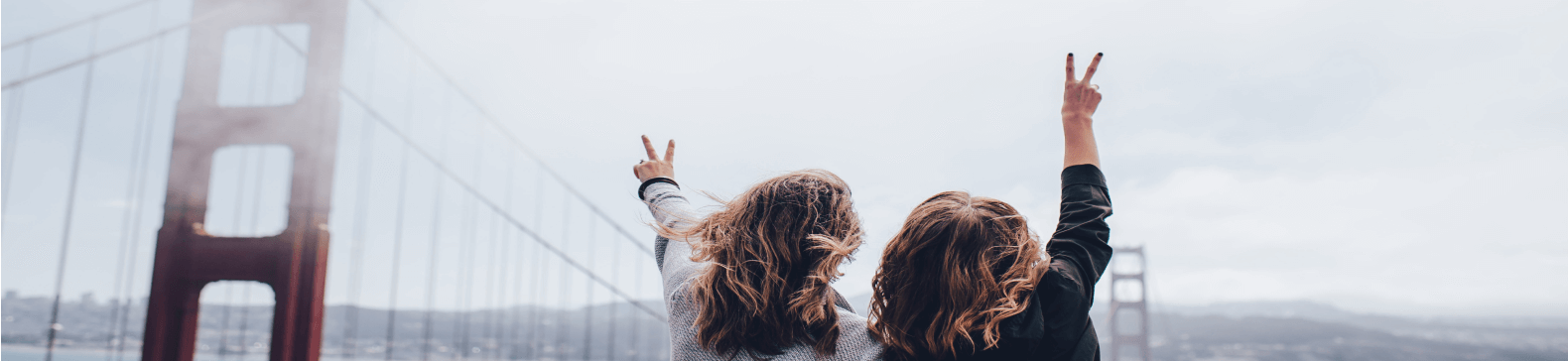 Dos mujeres lavantando las manos